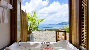 別墅 (Over Water Villa) | 浴室 | 獨立浴缸和淋浴設備、免費盥洗用品、吹風機、浴袍