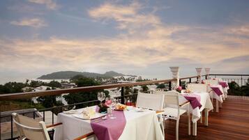 ์์นจ ์์ฌ, ์ ์ฌ ์์ฌ, ์ ๋
์์ฌ ์ ๊ณต, ๋ฐ๋ค ์ ๋ง