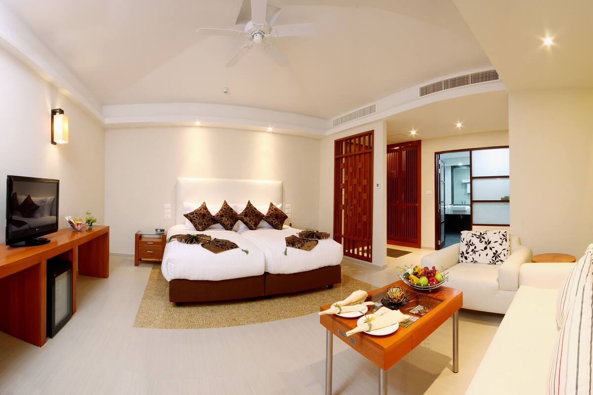Deluxe Room, Garden View | 1 bedroom, minibar, in-room safe, desk
