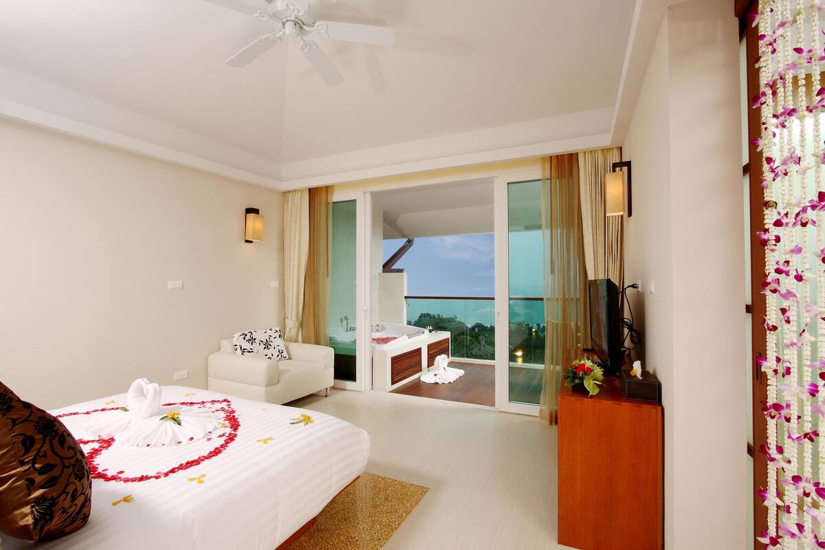 Junior Suite (Grand) | 1 bedroom, minibar, in-room safe, desk