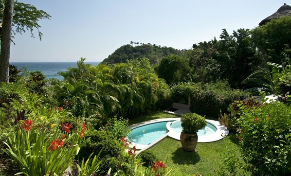 Outdoor pool, pool loungers - Agua Azul la Villa (Santa María Huatulco)
