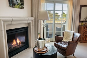 Egyptian cotton sheets, premium bedding, memory foam beds, desk - Seal Cove Inn (Moss Beach)