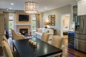 Sviitti, 2 makuuhuonetta | Oleskelualue | Taulutelevisio, takka