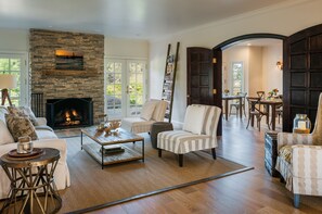 Lobby sitting area - Seal Cove Inn (Moss Beach)