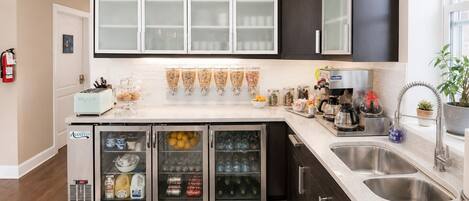 Refrigerador con congelador, microondas y cafetera y tetera