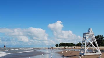 Nära stranden, vit sandstrand och strandbarer