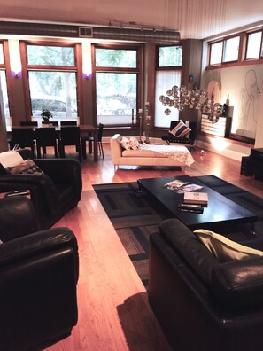 51-inch flat-screen TV with cable channels, TV, Netflix - House 5863 - Chicago Bed and Breakfast (Chicago)