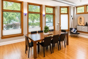 Presidential Studio Suite, 2 Bedrooms (1st Floor) | Living area | 51-inch flat-screen TV with cable channels, TV, Netflix - House 5863 - Chicago Bed and Breakfast (Chicago)