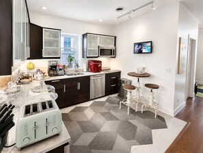 Full-size fridge, microwave, coffee/tea maker, cookware/dishes/utensils - House 5863 - Chicago Bed and Breakfast (Chicago)