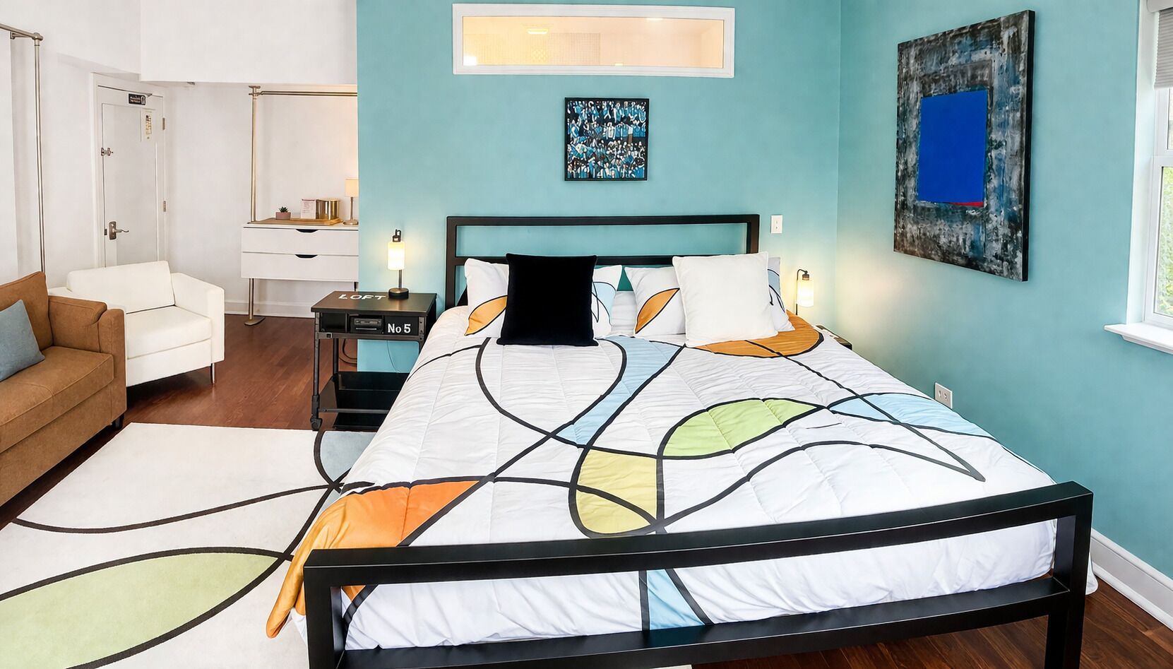 Ein Schlafzimmer mit Bett, Nachttischen, einem Schminktisch, einem Kleiderschrank, einem Stuhl und einem Fenster.