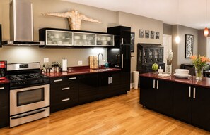 Presidential Studio Suite, 2 Bedrooms (1st Floor) | Private kitchen | Full-size fridge, microwave, coffee/tea maker, cookware/dishes/utensils - House 5863 - Chicago Bed and Breakfast (Chicago)