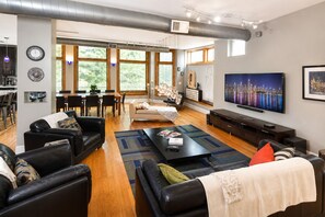 Presidential Studio Suite, 2 Bedrooms (1st Floor) | Living area | 51-inch flat-screen TV with cable channels, TV, Netflix - House 5863 - Chicago Bed and Breakfast (Chicago)