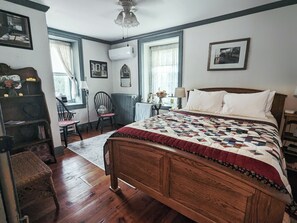 Premium bedding, down duvets, memory-foam beds, individually decorated - Osceola Mill House B&B (Gordonville)