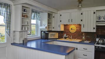 Cottage (Carriage House) | In-room dining