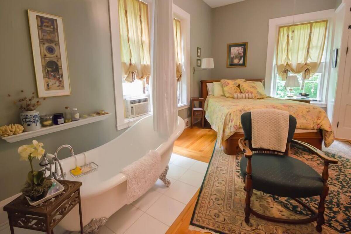 Room, Private Bathroom (Riverview)