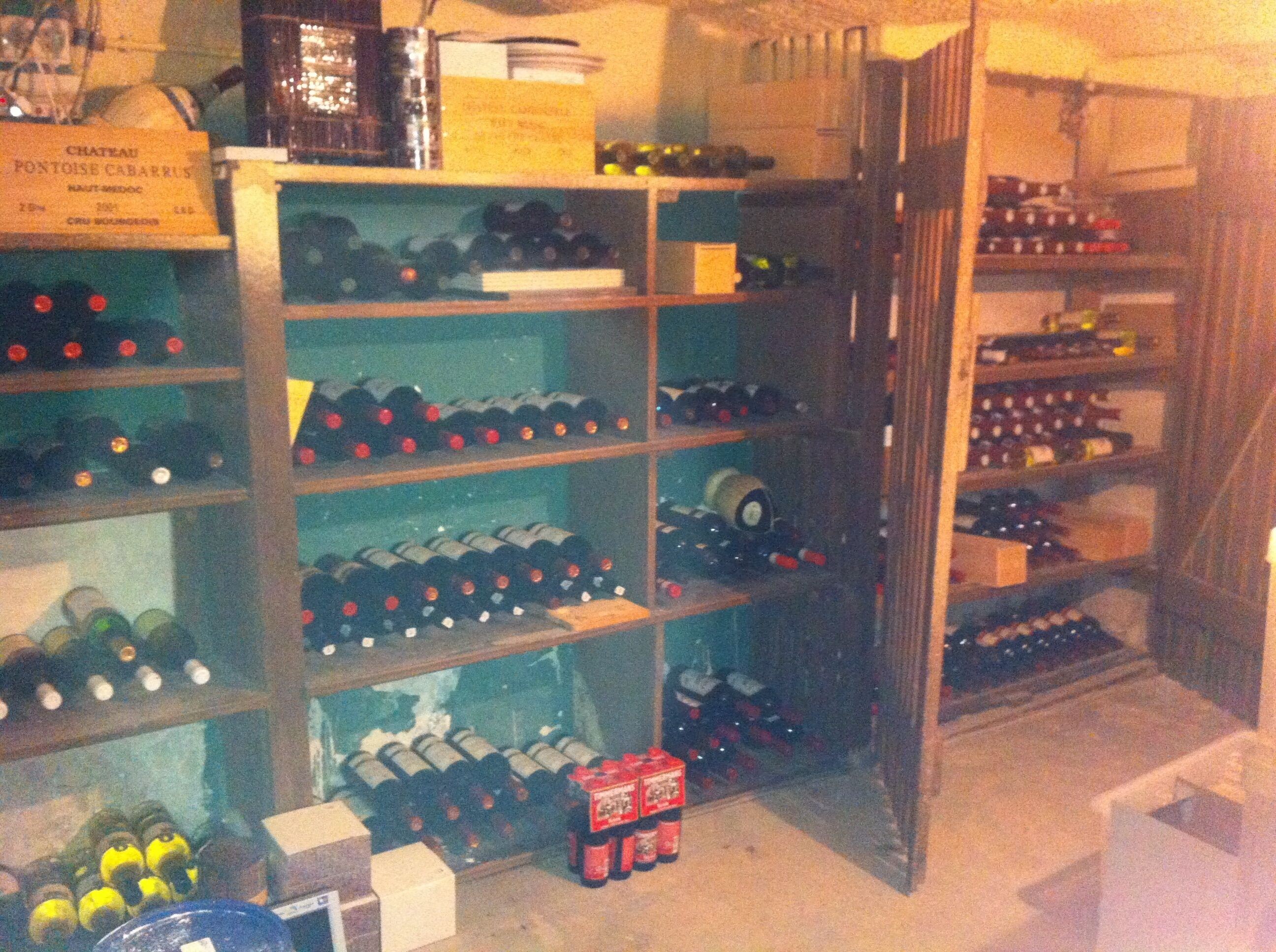 Una bodega con estantes llenos de botellas de vino.
