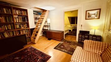 Familie suite | Individueel gedecoreerd, individueel gemeubileerd, een bureau