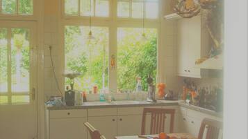 Daily continental breakfast (EUR 9.50 per person)