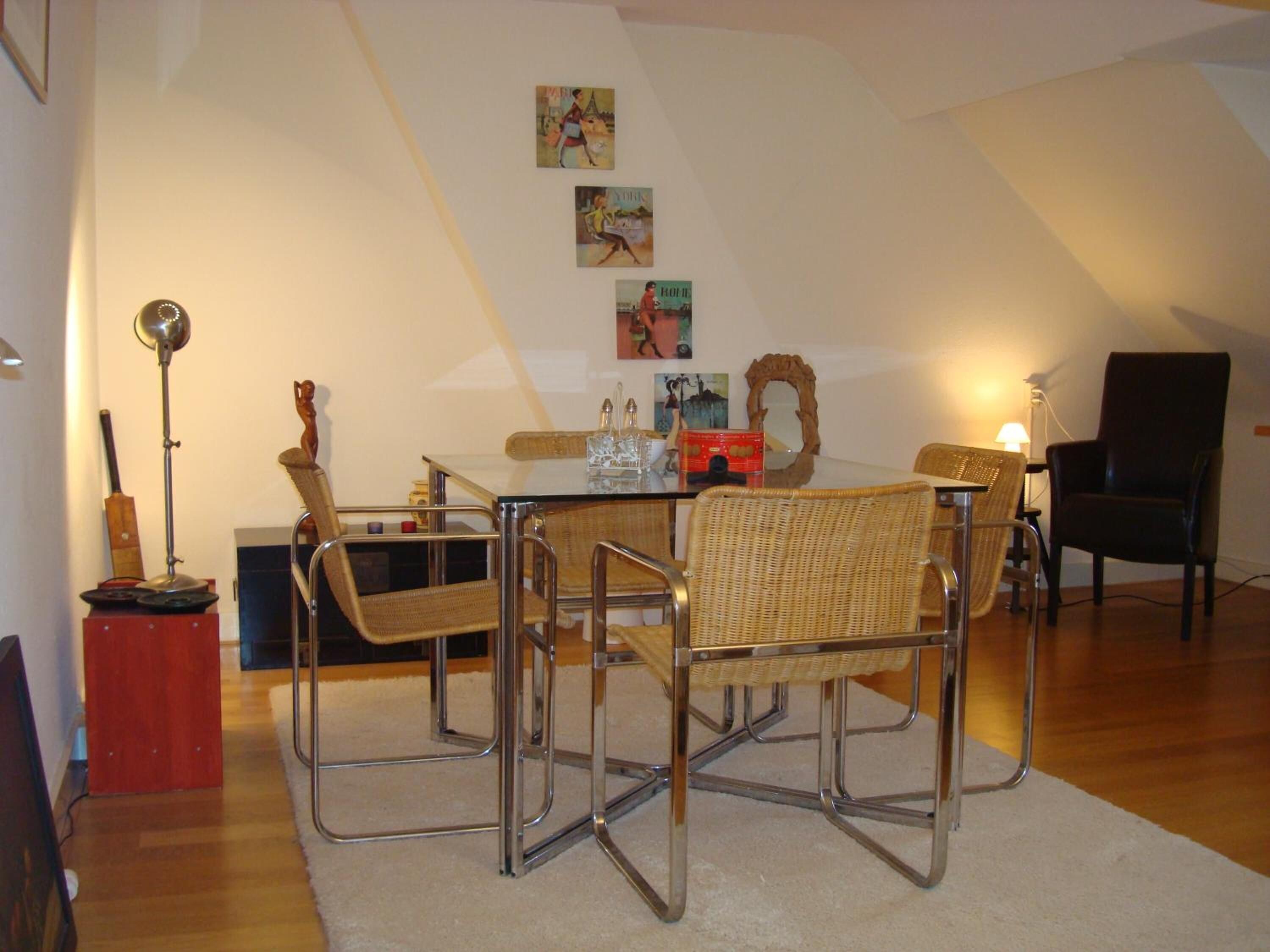 TV a schermo piatto, lettore DVD, docking station per iPod