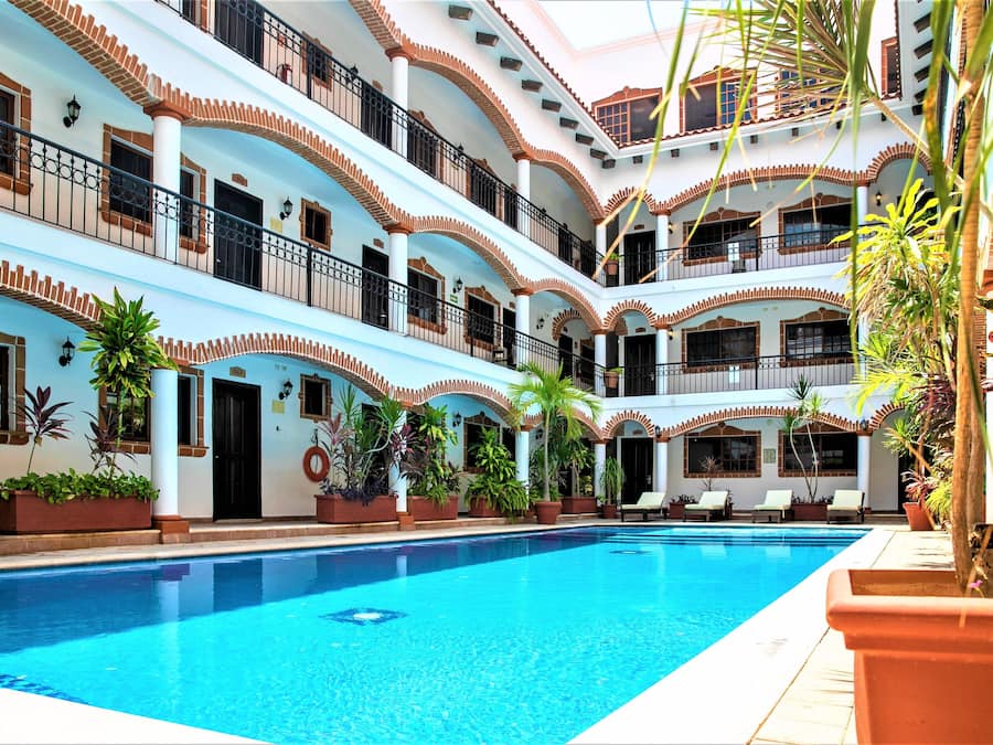 Una piscina al aire libre