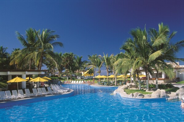 Una piscina techada, 2 piscinas al aire libre, sombrillas