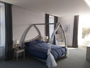 Quarto casal lua de mel | 1 quarto, roupas de cama premium, frigobar, escrivaninha