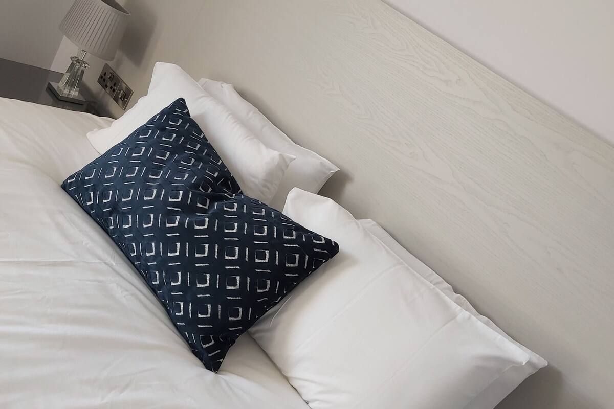 Sengetøy av topp kvalitet, minibar og skrivebord