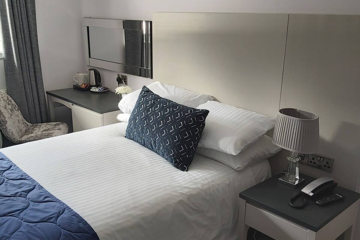 Sengetøy av topp kvalitet, minibar og skrivebord