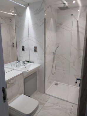 Shower, designer toiletries, hair dryer, towels - Dean Park Hotel (Kirkcaldy)