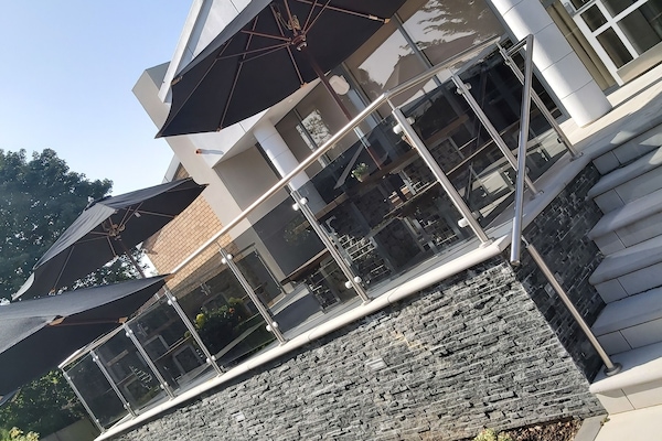 Breakfast and dinner served