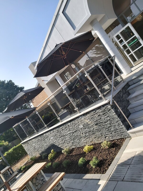 아침 식사 및 저녁 식사 제공