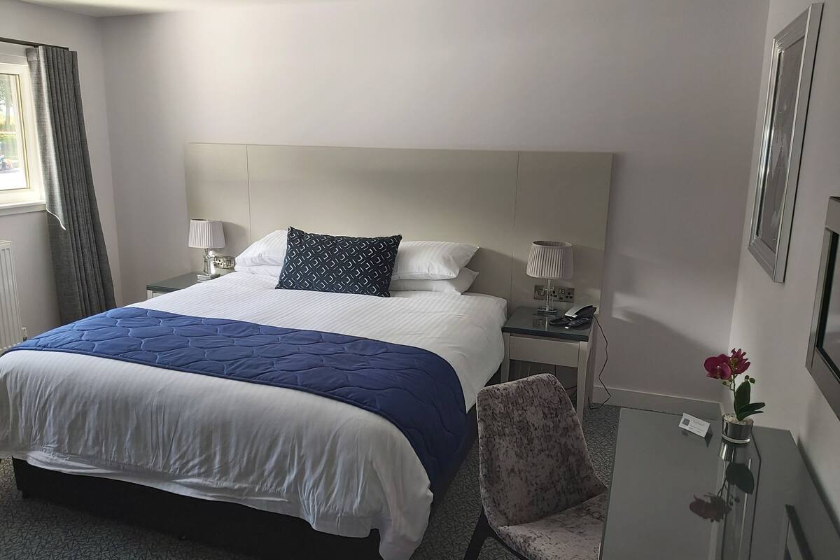 Sengetøy av topp kvalitet, minibar og skrivebord