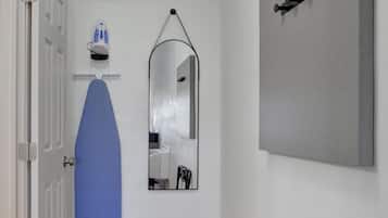 Room, 1 King Bed | Room amenity