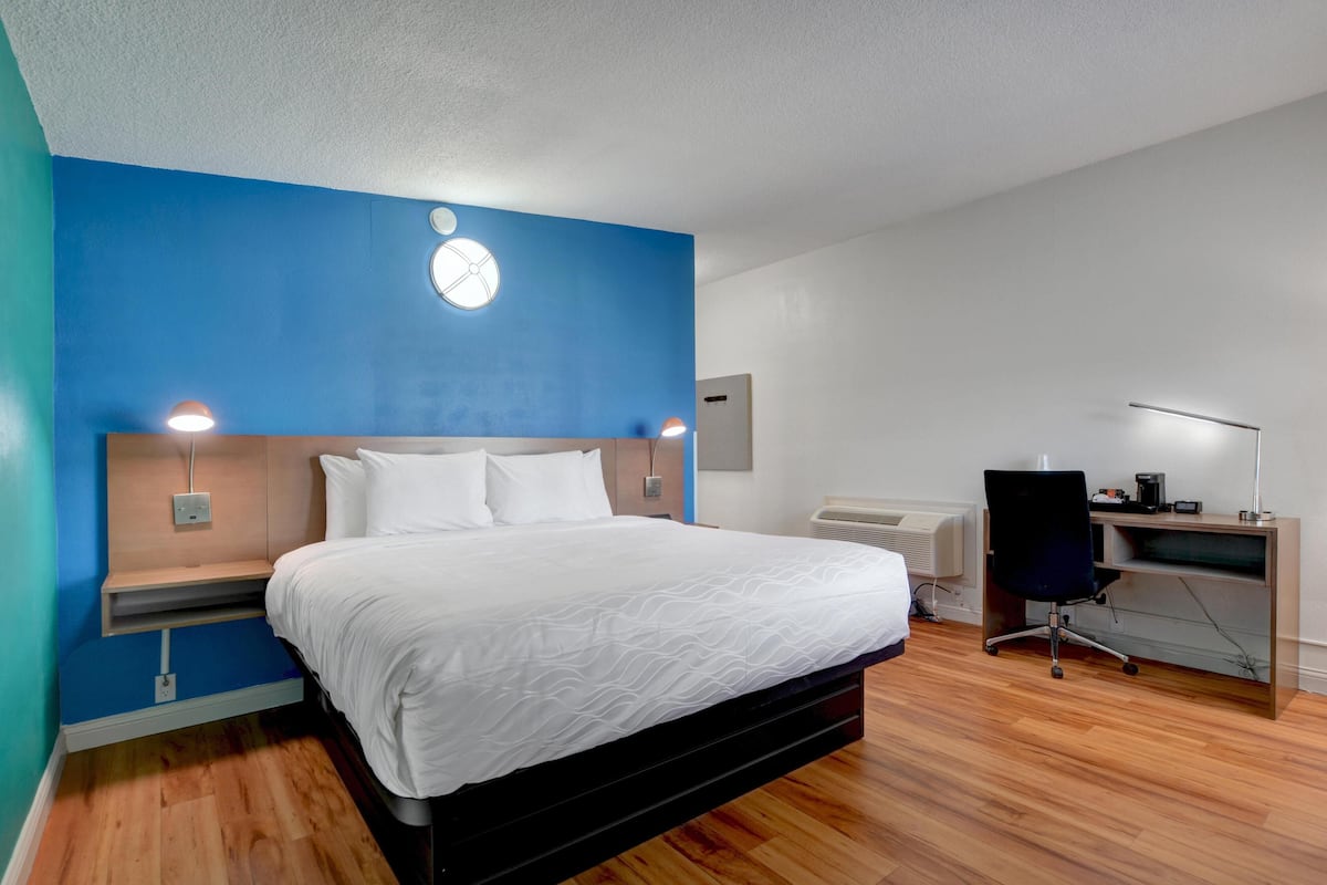 Phòng, 1 giường cỡ king | Bộ đồ giường cao cấp, trang trí khác biệt, bàn, màn/rèm cản sáng