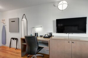 Habitación, 2 camas de matrimonio | Servicio de la habitación