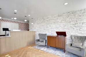 Lobby - Signature Inn Medford Downtown (Medford)