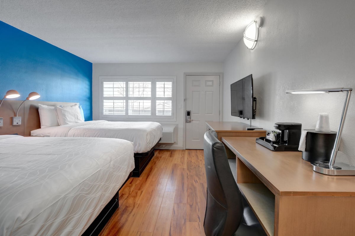 Phòng, 2 giường cỡ queen | Bộ đồ giường cao cấp, trang trí khác biệt, bàn, màn/rèm cản sáng