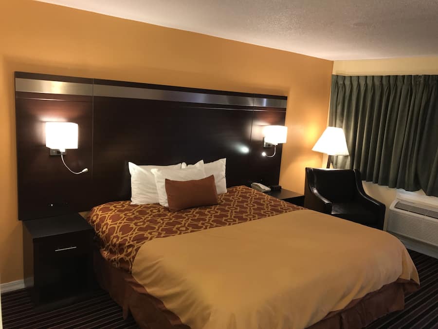 Standaard kamer, 1 kingsize bed | Luxe beddengoed, individueel gedecoreerd, een bureau