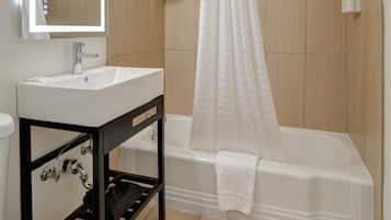 Chambre, 2 grands lits | Salle de bain