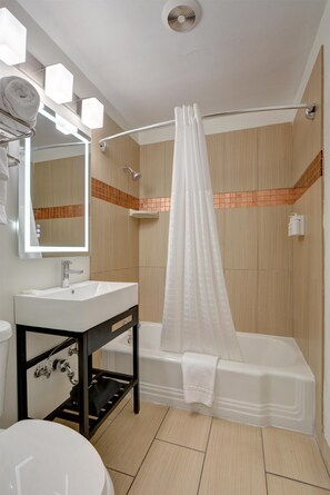 Zimmer, 2 Queen-Betten | Badezimmer | Duschwanne, Haartrockner, Bademäntel, Handtücher