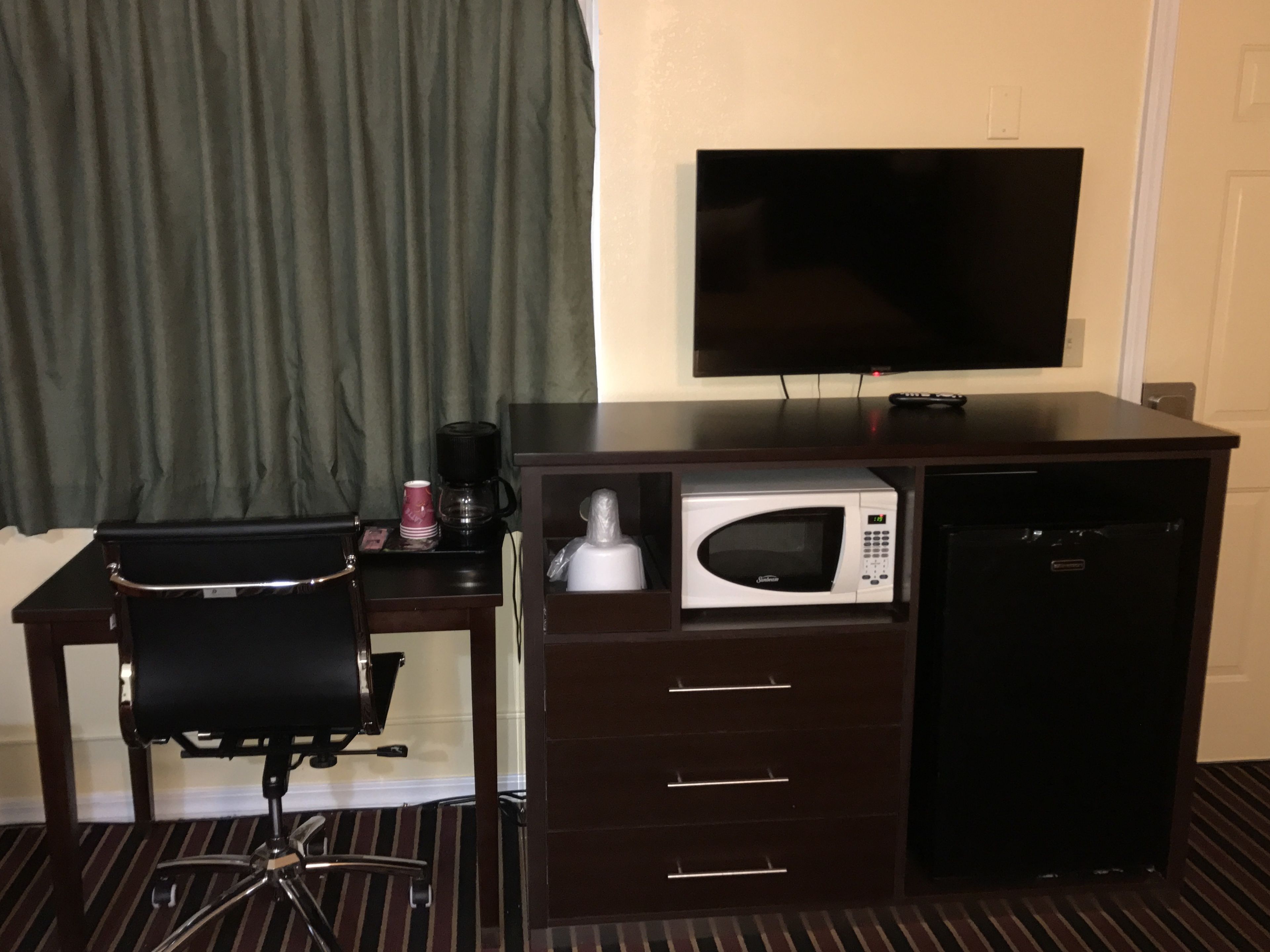 standard room, 1 king bed | premium bedding, individually decorated, desk, blackout curtains