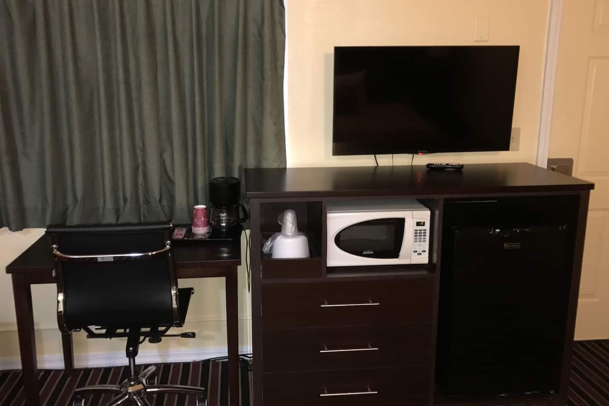 standard room, 1 king bed | premium bedding, individually decorated, desk, blackout curtains