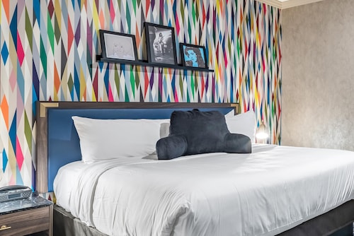 Signature Inn Medford