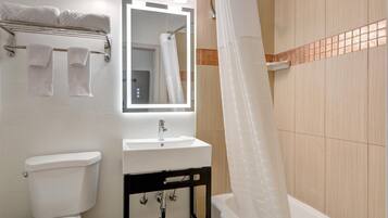 Zimmer, 1 King-Bett | Badezimmer | Duschwanne, Haartrockner, Bademäntel, Handtücher