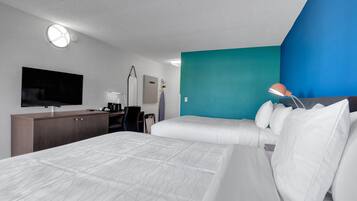 Huone, 2 keskisuurta parisänkyä | Ylelliset vuodevaatteet, yksilöllisesti sisustettu, työpöytä