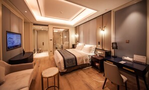 Familjesvit - icke-rökare (Elegant 2 King Beds) | Duntäcken, minibar, värdeförvaringsskåp på rummet och skrivbord