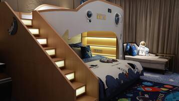Una habitación infantil con una cama nido, un escritorio y una silla.
