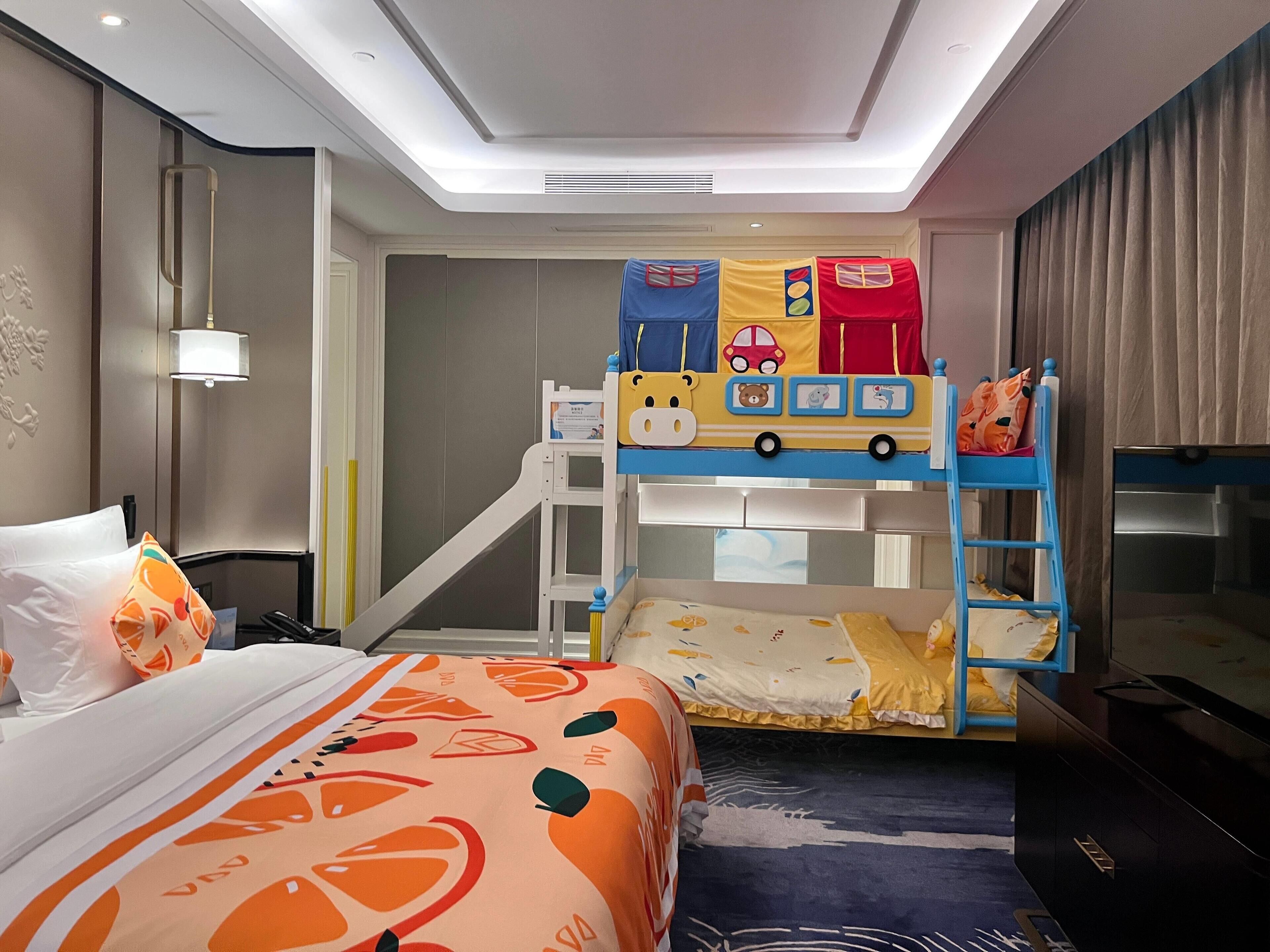 Cubrecamas, minibar, caja de seguridad en la habitación y escritorio 