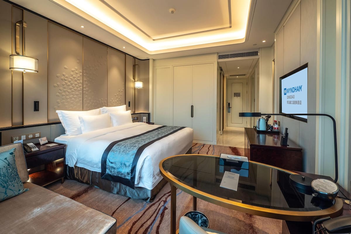 Deluxe Room, 1 King Bed, City View | Down comforters, minibar, in-room safe, desk