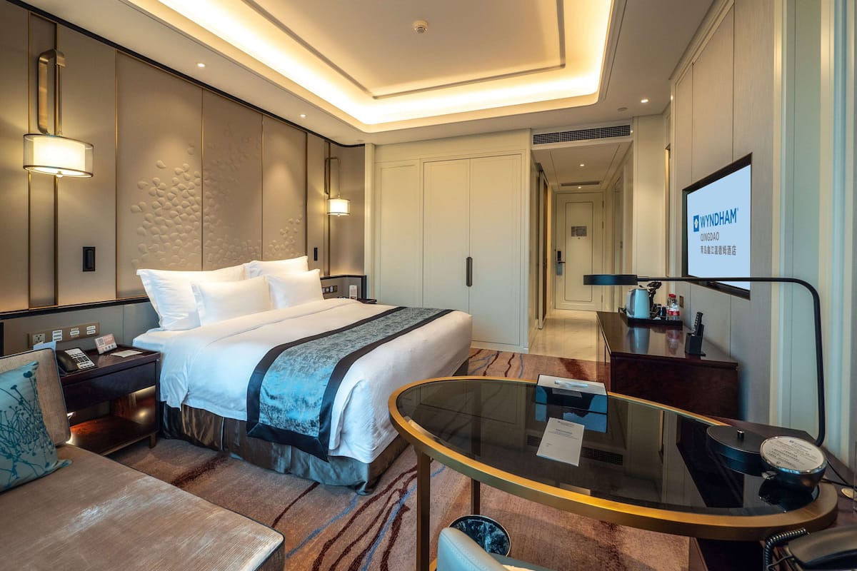 Deluxe Room, 1 King Bed, City View